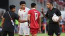 <p>Wasit Omar Mubarak Al Yaqoubi mencoba menenangkan pemain Timnas Indonesia, Dendy Sulistyawan dan pemain Vietnam, Doan Van Hau dalam laga leg pertama babak semifinal Piala AFF 2022 di Stadion Utama Gelora Bung Karno (SUGBK), Jumat (6/1/2023) sore WIB. (Bola.com/Abdul Aziz)</p>