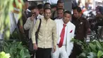 Mantan Menteri Pendidikan, Kebudayaan, Riset, dan Teknologi (Mendikbudristek) Nadiem Anwar Makarim (kiri depan) sesaat akan memasuki gedung Merah Putih Komisi Pemberantasan Korupsi (KPK), Jakarta, Kamis (7/8/2025). (merdeka.com/Arie Basuki)