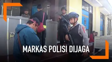 Anggota polisi menjaga ketat Mapolresta Tasikmalaya, penjagaan dilakukan untuk mencegah penyerangan ke markas Polresta Tasikmalaya.