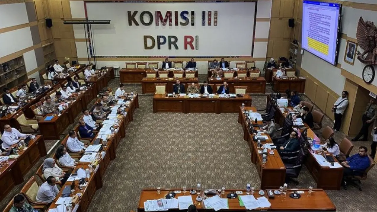 Komisi III DPR RI menggelar rapat Panja RUU tentang Perubahan atas Undang-Undang Nomor 2 Tahun 2002 tentang Polri di Gedung DPR, Senayan, Jakarta.