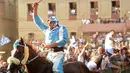 Ekspresi Joki Carlo Sanna saat memacu kudanya Porto Alabe dalam balapan kuda Italia historis Palio di Siena, Italia (16/8). Setiap tahunnya, lomba ini selalu menjadi acara nasional dan disiarkan langsung di televisi nasional.(AFP Photo/Filippo Monteforte)