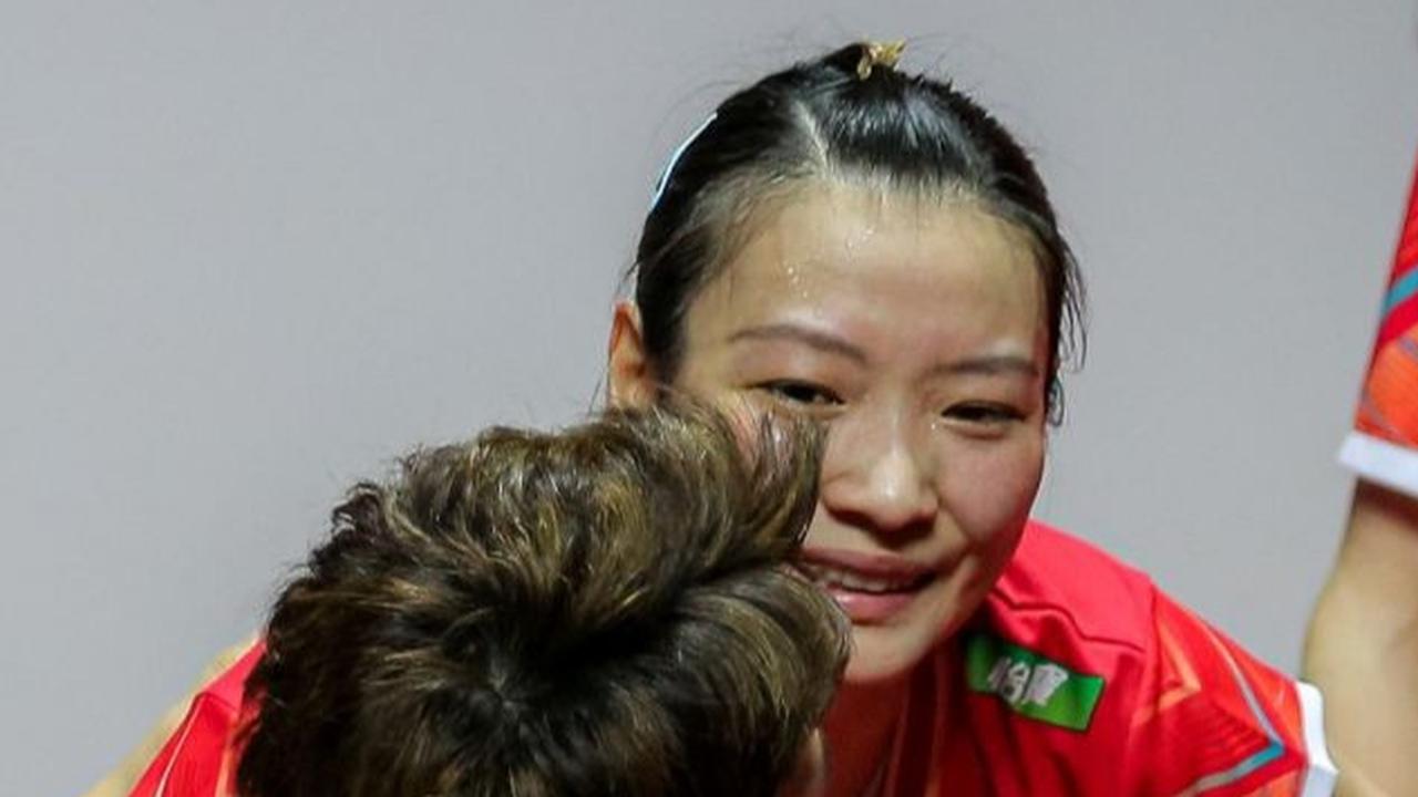 Pada momen ini Liliyana tampak menyalami dan berbincang dengan fansnya tersebut.<br>(Foto Bola.com / Bagaskara Lazuardi)