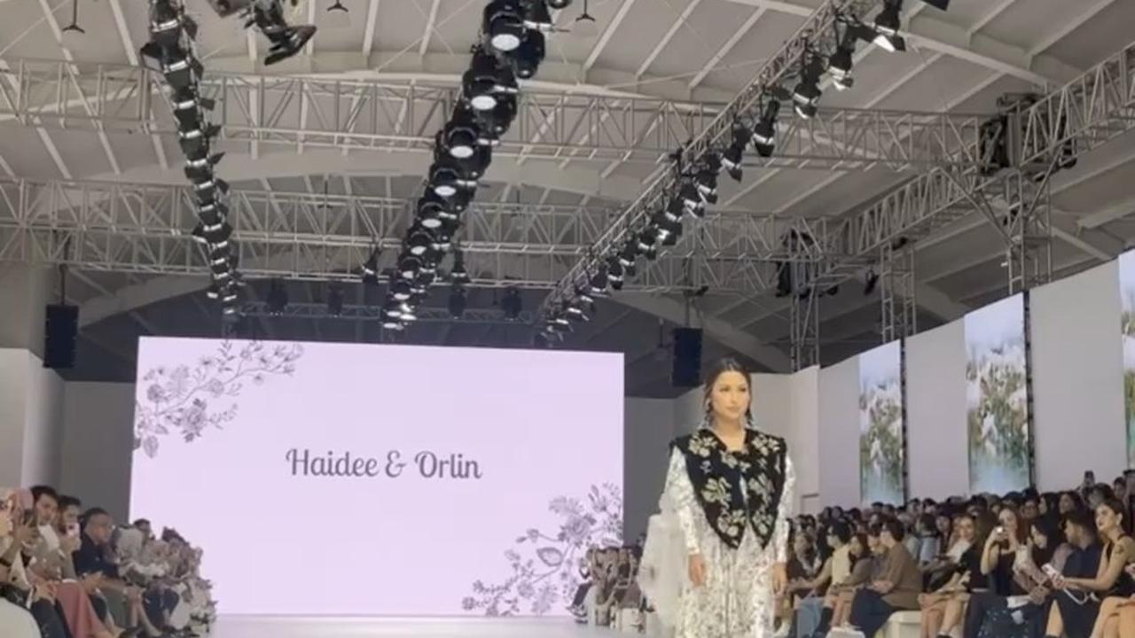 Meski bertubuh mungil, Jennifer tetap berhasil memancarkan aura yang paripurna dan memukau saat melenggang di runway.<br>