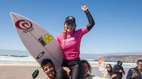 Surfer asal Australia, Nikki van Dijk, sukses meraih gelar juara seri pertamanya pada ajang Cascais Women Pro 2017 di pantai Praia.(Rip Curl)
