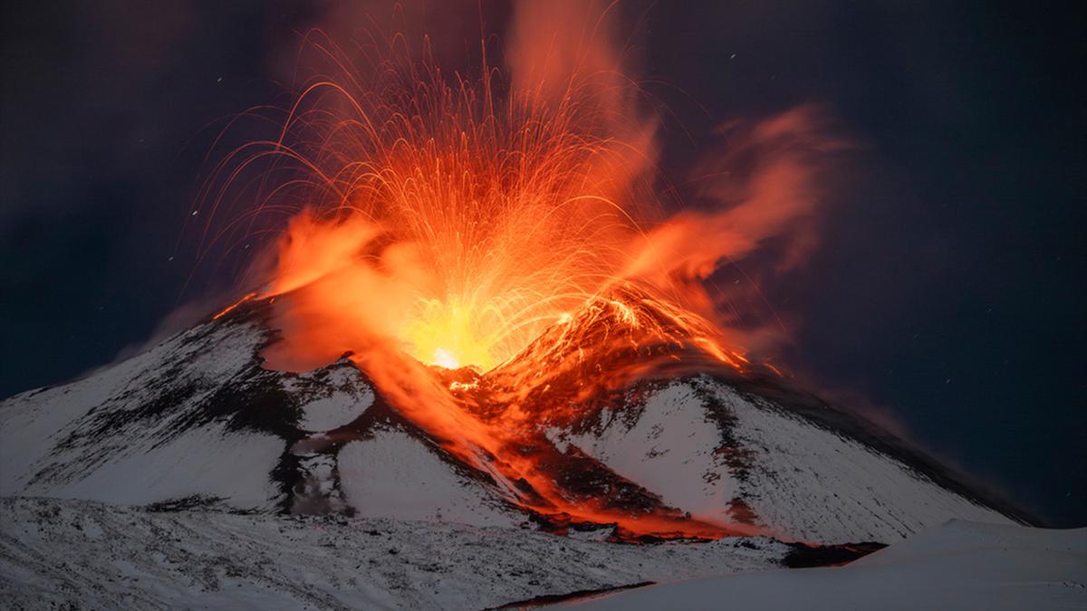 Gunung Etna yang Bersalju Kembali Lontarkan Lava Pijar - Photo Liputan6.com