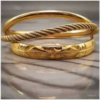 Desain gelang emas minimalis yang cocok dipadukan dengan semua outfit. ©Ilustrasi MetaAI