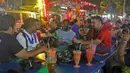 Pelatih Jacksen F. Tiago sangat akrab dengan kelompok suporter Brigade 07 di Penang, Malaysia, Minggu (31/01/2016). (Bola.com/Nicklas Hanoatubun)