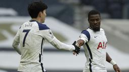 Serge Aurier. Pemain asal Pantai Gading yang awal musim 2021/2022 ini mulai memperkuat Villarreal usai 4 musim berseragam Tottenham Hotspur sejak 2017/2018, dilahirkan 24 Desember 1992 di Ouragahio jelang perayaan Natal. Ia sendiri tak merayakan Natal karena menganut Islam. (AFP/Pool/Matt Dunham)