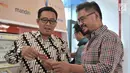 CEO KapanLagi Youniverse (KLY) Steve Christian menerima kartu Perfeq Rider dari Dirut PT Railink Heru Kuswanto, Jakarta, Rabu (31/10). Pemberian kartu sebagai apresiasi terhadap Steve sebagai pengguna rutin kereta bandara. (Merdeka.com/Iqbal S. Nugroho)