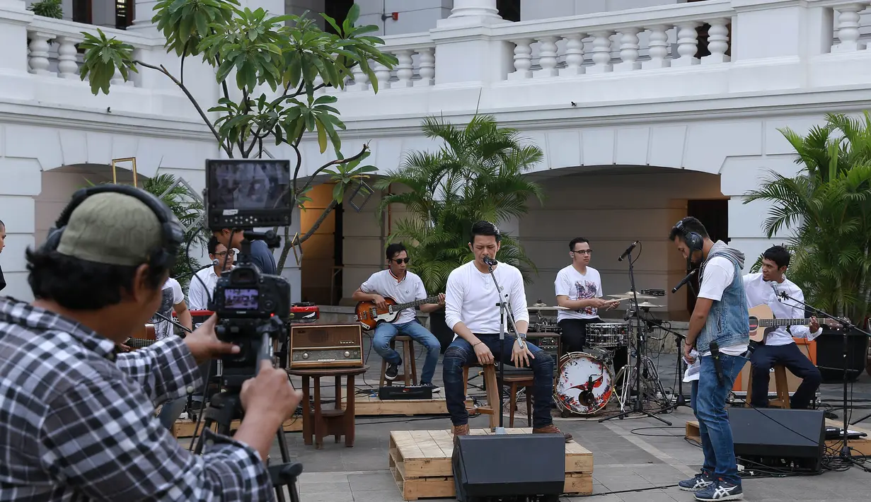 Eargasm NOAH berlangsung di tengah-tengah gedung Museum Bank Indonesia, kawasan Kota, Jakarta Barat. Para personel NOAH dan 16 penggemar yang beruntung juga menggunakan busana warna putih. (Galih W. Satria/Bintang.com)
