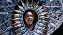 Seorang peserta mengenakan kostum saat berpartisipasi dalam Parade West Indian Day di distrik Brooklyn, New York, Senin (3/9). Komunitas Karibia di New York telah mengadakan perayaan tahunan Karnaval sejak tahun 1920. (AP Photo/Craig Ruttle)