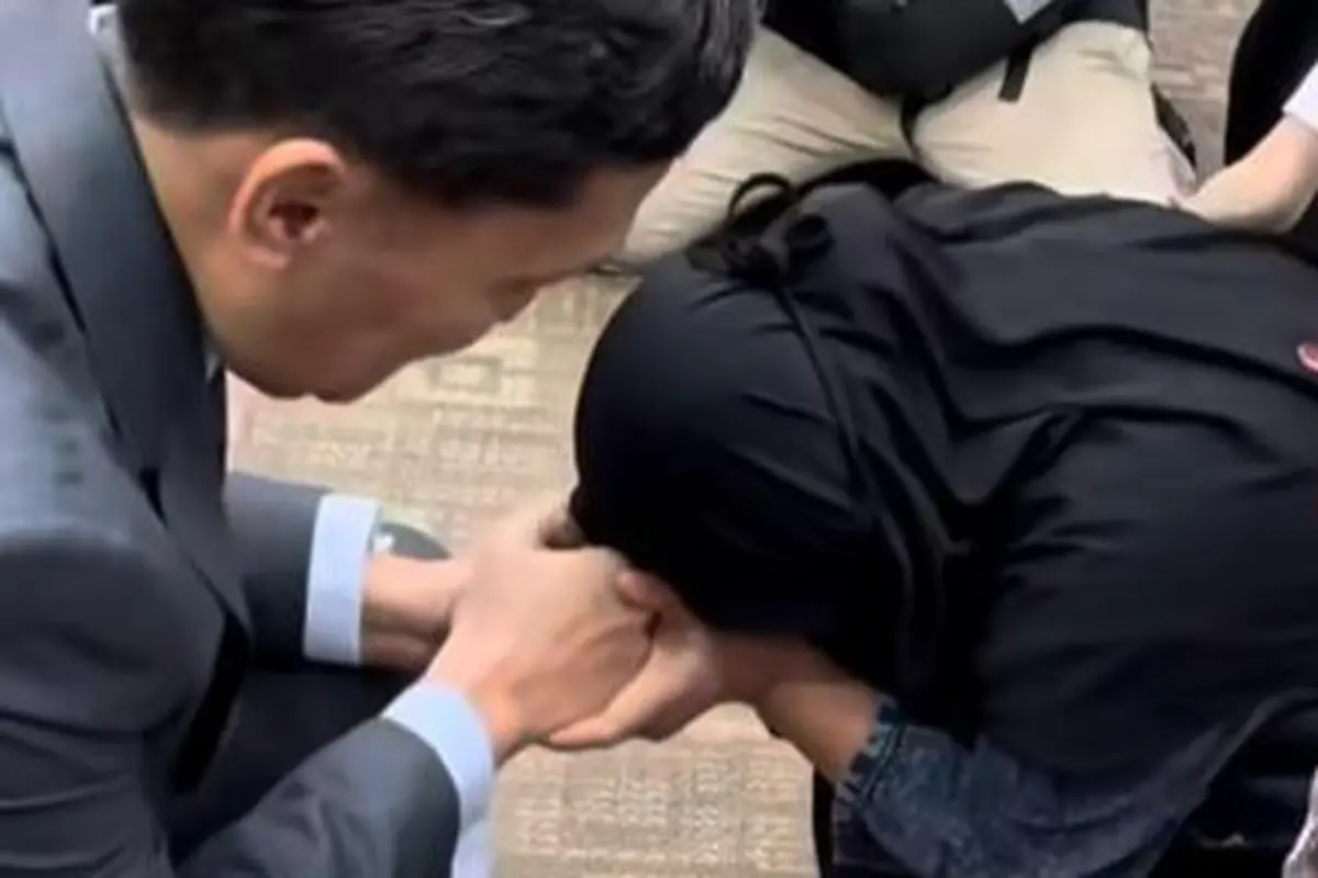 Dua orang tua yang anaknya sedang berperkara meminta bantuan ke Komisi III DPR sambil menangis dan bersujud.