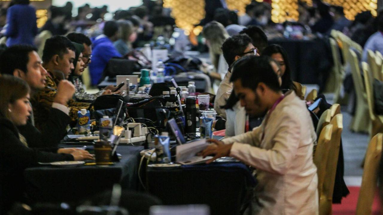 Pembukaan KTT ke-43 ASEAN sedang berlangsung di Jakarta Convention Center, Jakarta pada hari ini Selasa (5/9/2023). Para jurnalis nasional maupun internasional sibuk beraktivitas memberitakan aktivitas hari pertama KTT ASEAN 2023.<br>