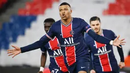 Paris Saint-Germain (PSG) - Klub asal kota Paris ini sukses melangkah ke semifinal usai menyingkirkan juara bertahan, Bayern Munchen dengan kemenangan agregat gol tandang 3-3. Les Parisiens menaklukkan Bayern Munchen 3-2 di leg pertama dan tumbang 0-1 pada leg dua di Paris. (AFP/Franck Fife)