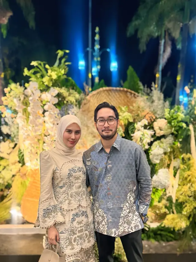 Model Gamis Bordir Syahnaz Sadiqah di Pernikahan Anak Dedi Mulyadi (Foto: Instagram @syahnazs)