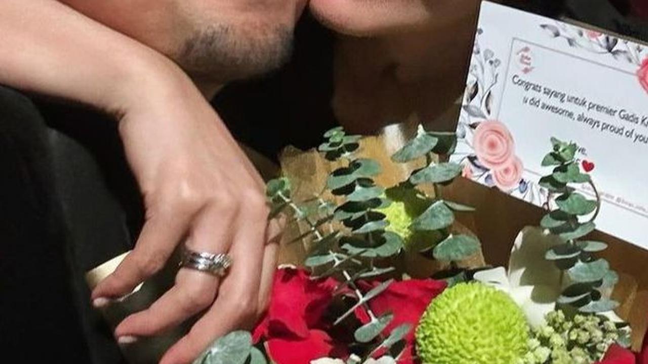 Ririn Kasih Bucket Bunga Ke Sang Suami