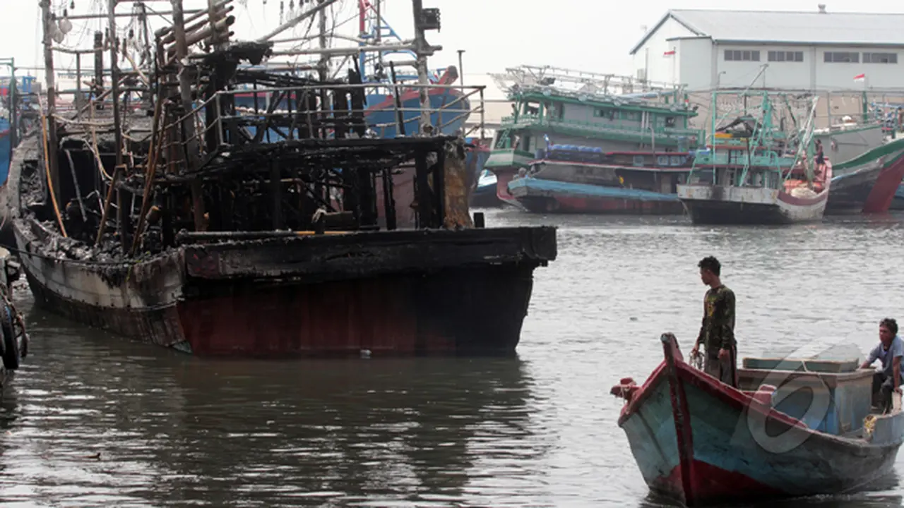Penampakan Kapal Nelayan yang Terbakar di Muara Angke 