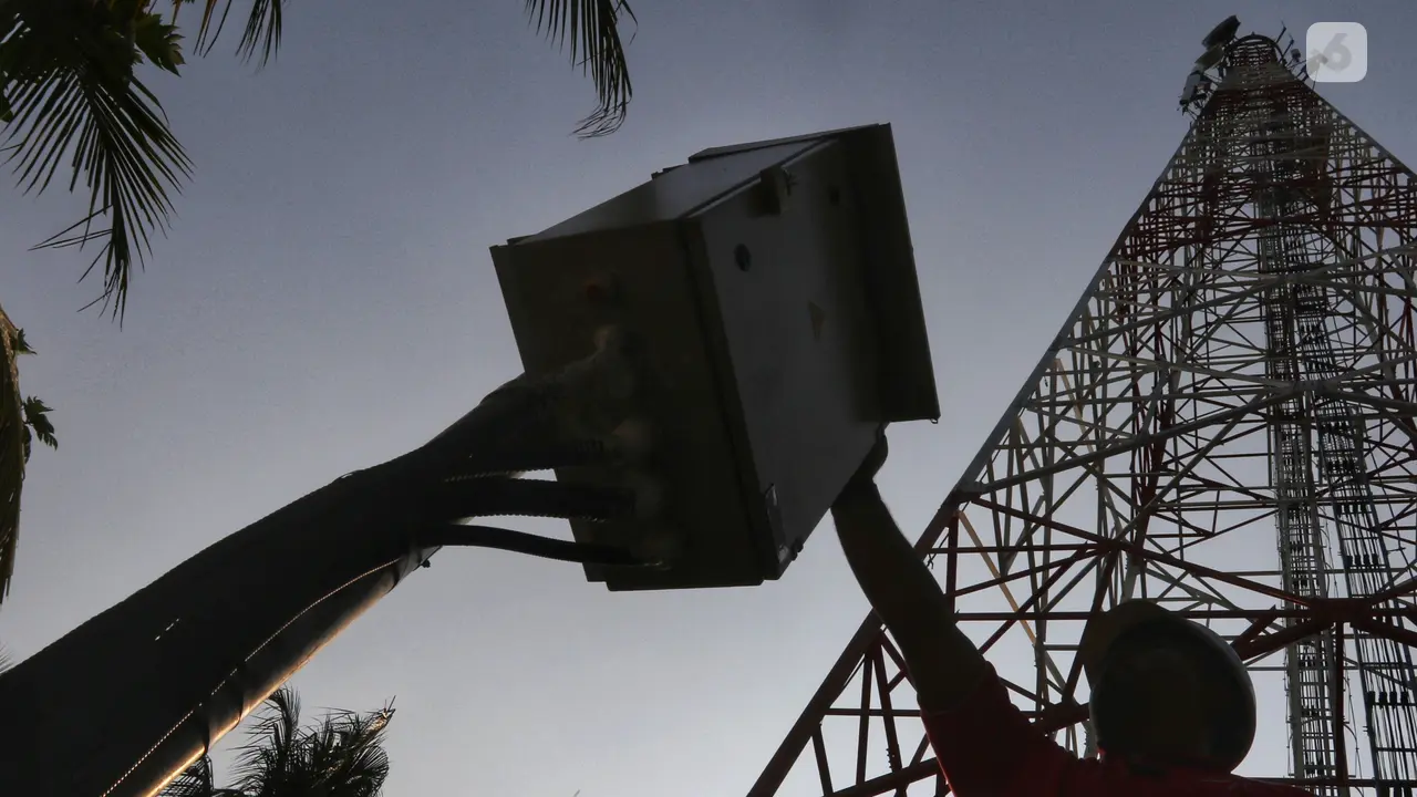 Melihat Perawatan Tower Telekomunikasi di Kepulauan Seribu