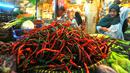 Menurut Ikappi harga cabai yang terus meningkat setiap harinya akibat dari lambatnya penangan dari pemerintah, Tangerang, Jumat (6/1). (Liputan6.com/Angga Yuniar)