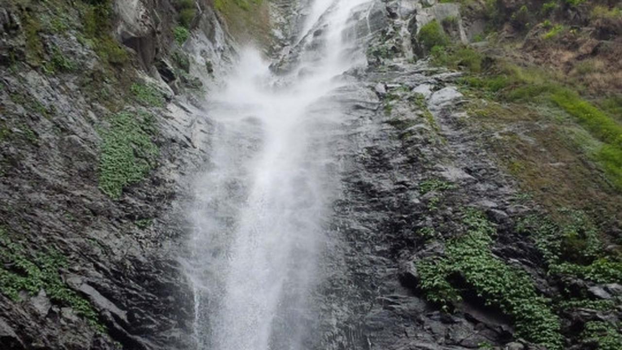 Keceriaan wisatawan mandi di bawah Air Terjun Sedudo sebelum longsor