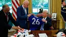 Presiden FIFA, Gianni Infantino memberikan jersey kepada Presiden AS Donald Trump selama pertemuan di Oval Office Gedung Putih, Selasa (28/8). Presiden FIFA bertemu Trump untuk membahas kesiapan Piala Dunia 2026. (AP/Evan Vucci)