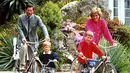 Sebelum menikah dengan Pangeran Charles, Putri Diana kerap pakai sepeda sebagai alat transportasinya. Namun, kebiasaan ini harus ditinggalkan lantaran kerajaan menilai hal itu tak cocok dengan seorang putri. Sepeda tua berwarna biru ini kini dilelang sekitar Rp878 Juta. (Twitter/tatler).