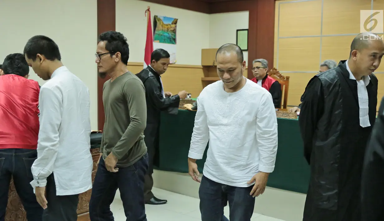Rapper Iwa K meninggalkan ruangan usai menjalani sidang perdana di Pengadilan Negeri Tangerang, Rabu (6/9). Menurut kuasa hukumnya, Iwa K dinyatakan sebagai pengguna ringan dan direkomendasikan untuk direhabilitasi. (Liputan6.com/Pool)