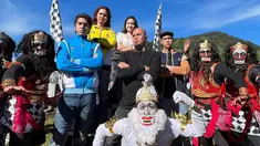 Bersama ketiga anak laki-laki dari pernikahan sebelumnya, Ahmad Dhani tampak kompak liburan bersama rombongannya ke Dieng. Dalam liburannya ini terlihat pula aktris Tissa Biani yang semakin mesra bareng Dul. Bahkan, ayah dari Tissa Biani pun terlihat dalam momen liburan ini. (Liputan6.com/IG/@ahmaddhaniofficial)