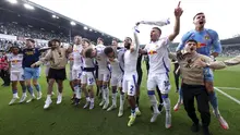 Para pemain Leeds United berselebrasi setelah memastikan timnya juara Championship 2024/2025 setelah mengalahkan Plymouth Argyle di Home Park, Plymouth, Inggris, Sabtu (03/05/2025) waktu setempat. (AP Photo/PA/Steven Paston)