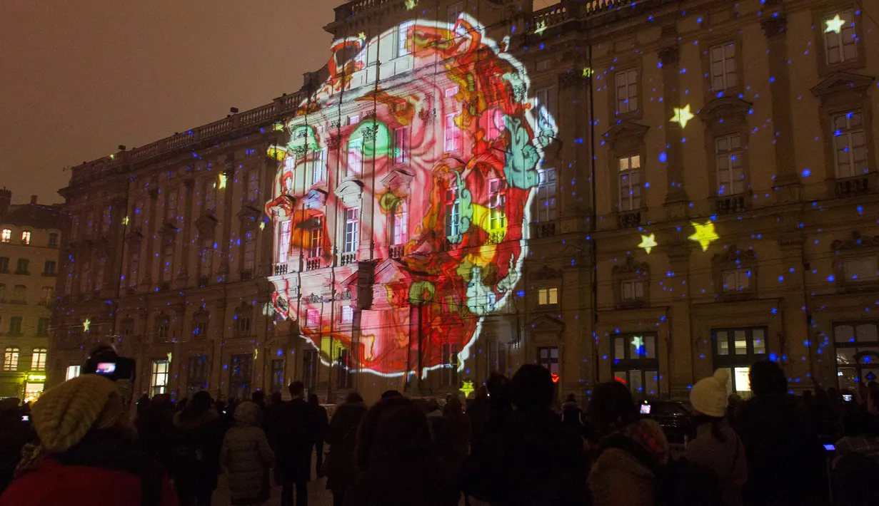 Bangunan des Terreaux dihiasi lampu karya seniman Joseph Couturier saat persiapan Festival of Lights (Fete des Lumieres) di pusat Kota Lyon, Prancis (7/12). Perayaan ini digelar sebagai ungkapan terima kasih untuk Bunda Maria. (Reuters/Emmanuel Foudrot)