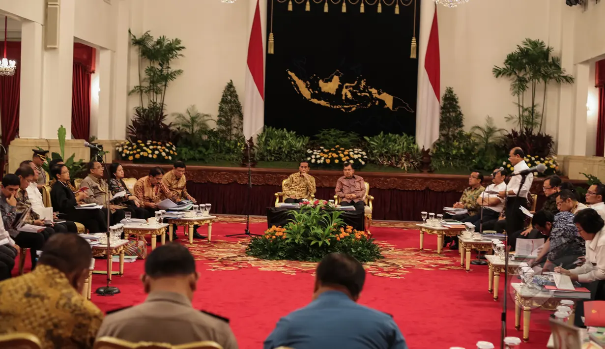 Suasana Sidang Kabinet Paripurna di Istana Negara, Jakarta, Senin (13/4/2015). Agenda tersebut membahas RKP 2016 dan pengarahan kepada menteri kabinet kerja. (Liputan6.com/Faizal Fanani)