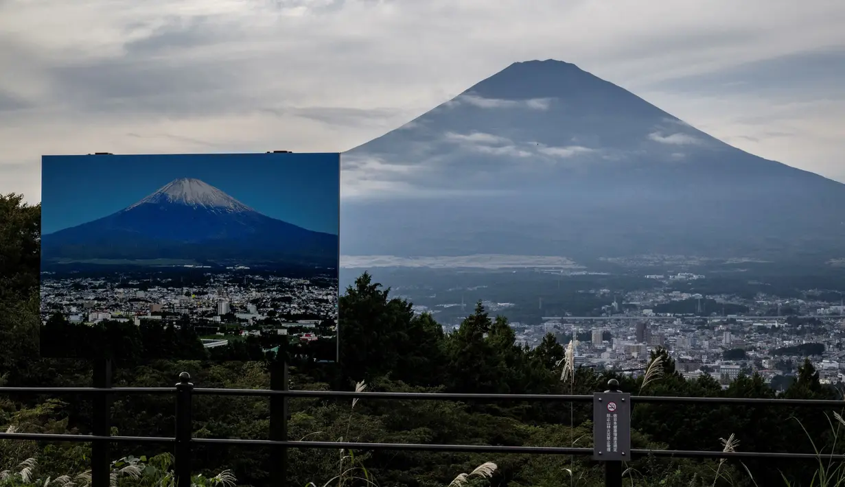 Hingga akhir Oktober 2024, Gunung Fuji—gunung tertinggi di Jepang—masih belum terselimuti salju. (Yuichi YAMAZAKI/AFP)