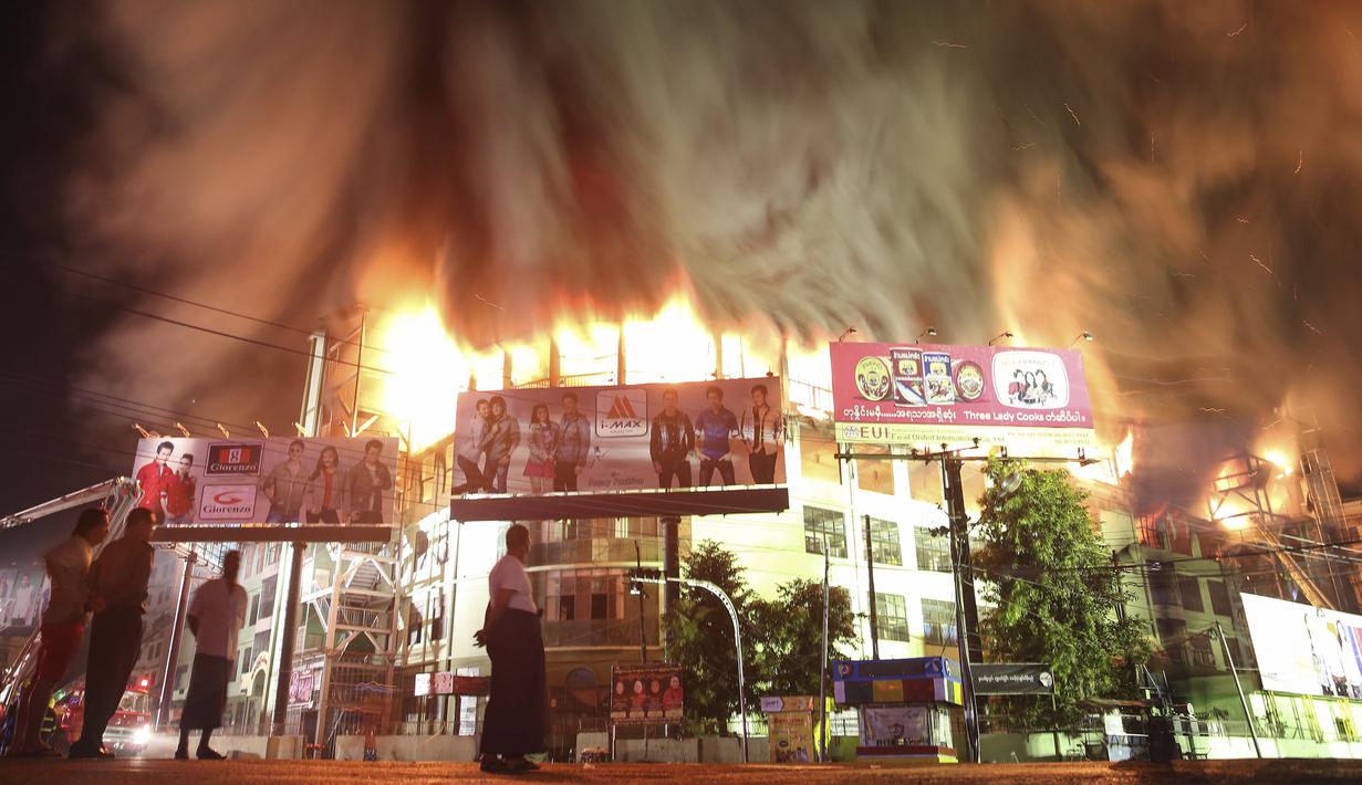 Pasar Minglar di Yangon ditimpa bencana kebakaran, Myanmar, Sabtu (9/1/2016). Penyebab kebakaran masih dalam penyelidikan . (Reuters/Soe Zeya Tun)