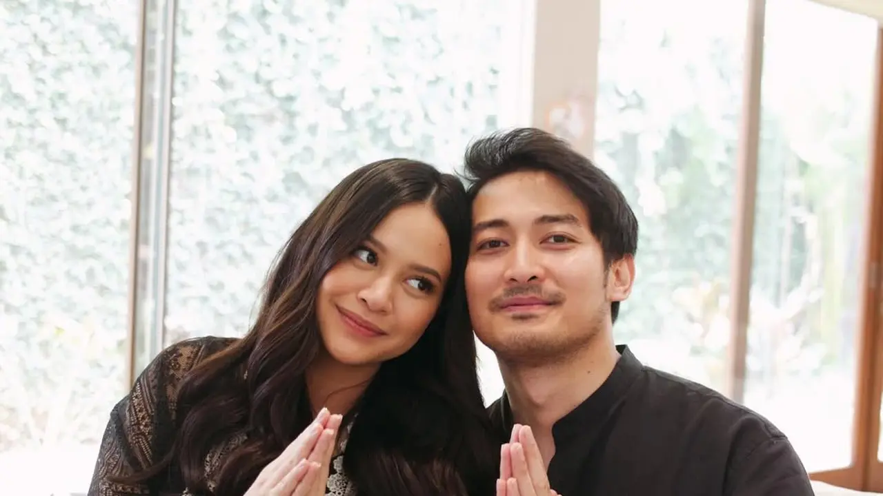 Hanggini Pancarkan Aura Keibuan di Lebaran, Makeup Minimalis dan Outfit Hitam Jadi Highlight