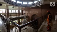 Petugas dari Kelurahan Keagungan menyemprotkan cairan disinfektan di Masjid Jami Baitussalam, Jakarta Barat, Jumat (8/1/2020). Penyemprotan disinfektan di setiap sudut masjid yang sering digunakan oleh jemaah tersebut untuk mencegah penyebaran virus Corona COVID-19. (Liputan6.com/Johan Tallo)