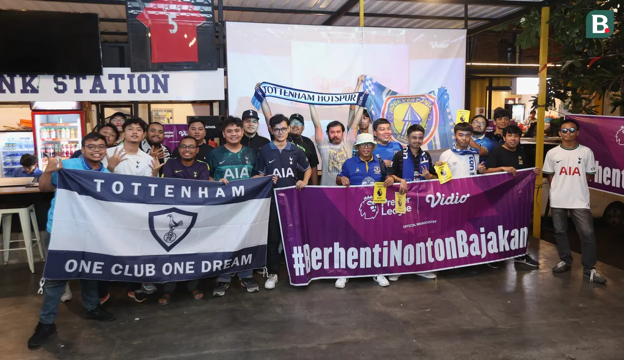 <p>Dua komunitas suporter Tottenham Hotspur dan Everton berfoto bersama setelah berakhirnya acara Roaring Night pertandingan Liga Inggris 2023/2024 antara Everton kontra Tottenham Hotspur yang diselenggarakan di Pitch 98 Kemang, Jakarta Selatan, Sabtu (3/2/2024) malam. (Bola.com/M Iqbal Ichsan)</p>