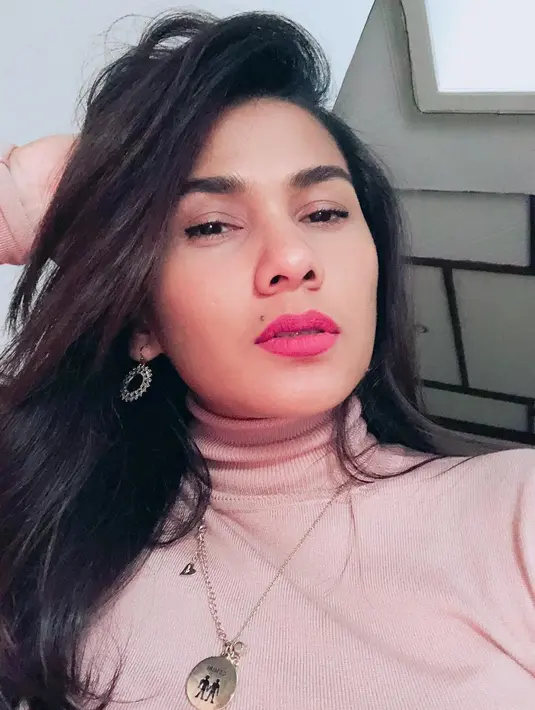 "Enak hidup sendiri enjoy enggak perlu laporan ke mana-mana. Terus bisa ngabisin waktu ke anakku lebih sering pastinya," kata Nova Eliza. (Instagram/novaelizastory)