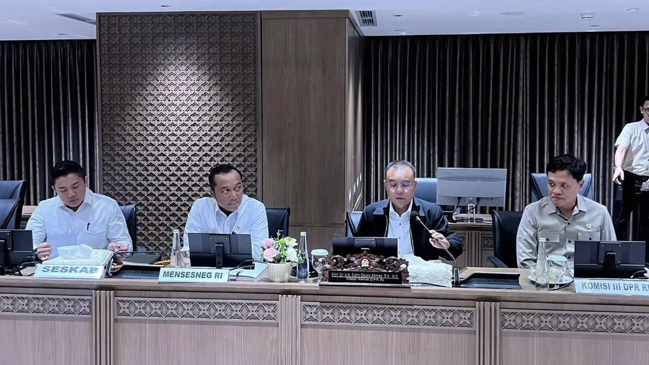 Sekretaris Kabinet (Seskab) Teddy Indra Wijaya bersama Menteri Sekretaris Negara (Mensesneg) Prasetyo Hadi menghadiri rapat kerja di Dewan Perwakilan Rakyat (DPR), Senayan, Jakarta, Rabu (8/10/2025) (@sekretariat.kabinet)