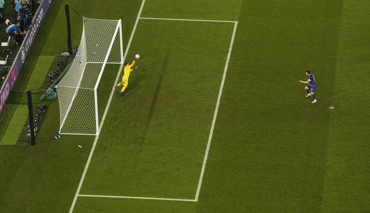 <p>Kiper Polandia, Wojciech Szczesny (kiri) berhasil menepis tendangan dari pemain Argentina, Lionel Messi saat matchday ketiga Grup C Piala Dunia 2022 di Stadion 974, Kamis (01/12/2022). (AP/Pavel Golovkin)</p>