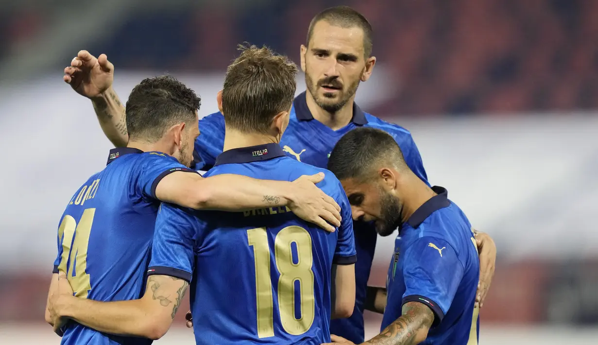Para pemain Italia merayakan gol yang dicetak oleh Nicola Barella ke gawang Republik Ceko pada laga uji coba di Stadion di Reanto Dall'Ara, Sabtu (5/6/2021). Italia menang dengan skor 4-0. (AP/Antonio Calanni)