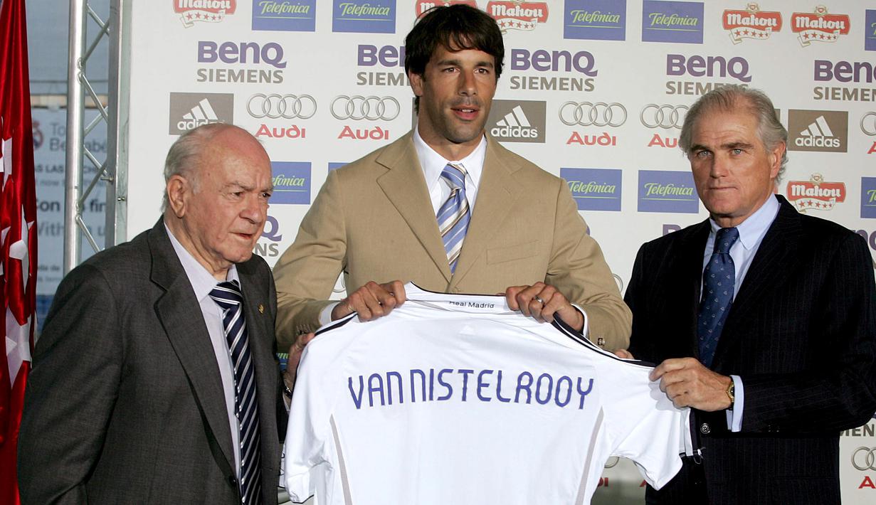 Penyerang baru Real Madrid Ruud Van Nistelrooy diperkenalkan oleh Presiden Real Madrid Ramon Calderon (kanan) dan Presiden Kehormatan Alfredo di Stefano (kiri) di Stadium Santiago Bernabeu, Spanyol, Jumat (28/7/2006). (EPA/Paco Campos)