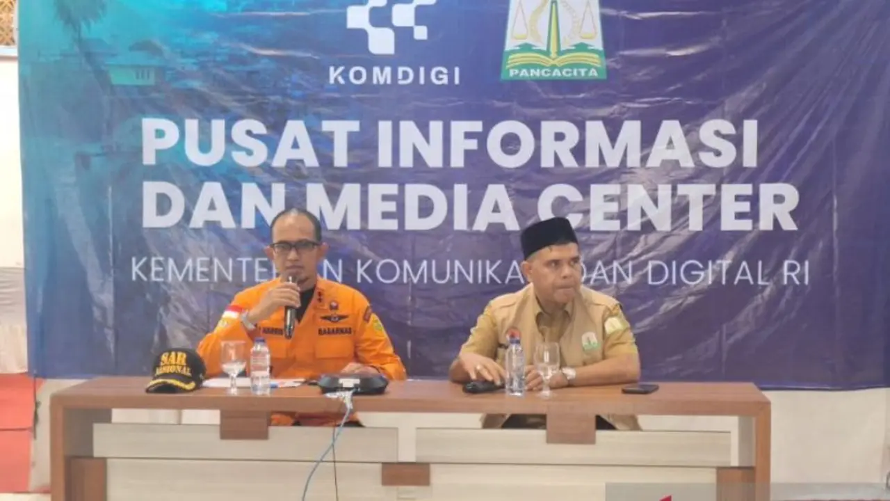 Kepala Basarnas Banda Aceh Ibnu Harris Al Hussain memberikan keterangan di Posko Media Center, Kantor Gubernur Aceh, Banda Aceh, Aceh.