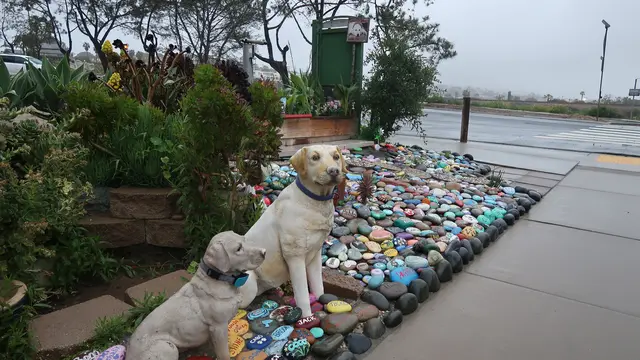 Monumen peringatan anjing di pintu masuk pantai Del Mar