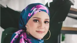 Penampilan Yasmine dengan hijab mencuri perhatian publik, dan banyak netizen menilai bahwa kecantikan wanita blasteran Malaysia-Jerman semakin bersinar ketika mengenakan hijab. (Liputan6.com/IG/@yxsmine.ow)