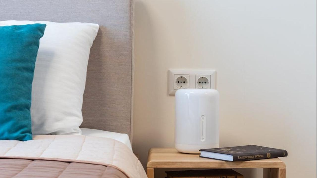 Pastikan humidifier ditempatkan di tempat yang sering dikunjungi Si Kecil, seperti kamar tidur atau tempat bermainnya di rumah. Jangan lupa untuk mengikuti instruksi produk humidifier agar tetap higienis dan aman.