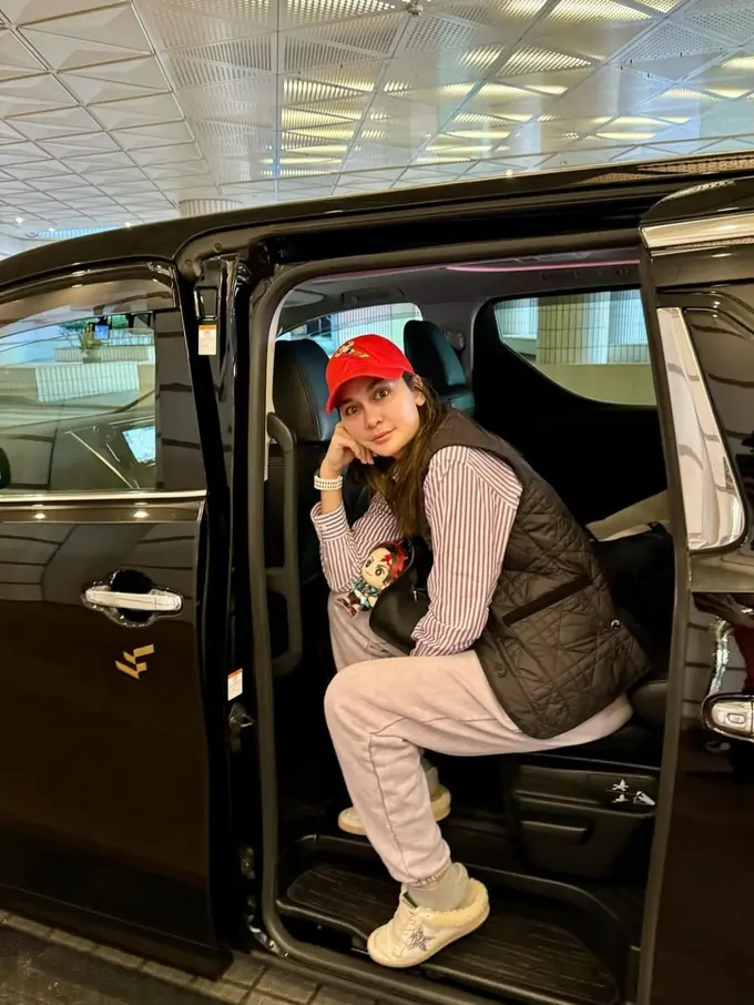 Potret Luna Maya Merayakan Diri Saat Liburan Dengan Outfit Effortless (Instagram/@lunamaya)