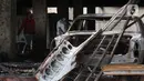Sisa mobil yang hangus terbakar di dalam bioskop Grand Theater pada Kamis (8/10) kemarin, Jakarta, Jumat (9/10/2020). Unjuk rasa menentang disahkannya Omnibus Law UU Cipta Kerja berujung aksi anarkis merusak berbagai fasilitas umum pada Kamis malam (8/10). (Liputan6.com/Helmi Fithriansyah)