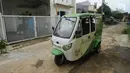 Bajaj listrik mengangkut penumpang di RW 13, Kelurahan Kencana, Tanah Sareal, Bogor, Jawa Barat, (25/4). Bajaj listrik  ini dioperasikan dengan menggunakan baterai. (Merdeka.com/Arie Basuki)