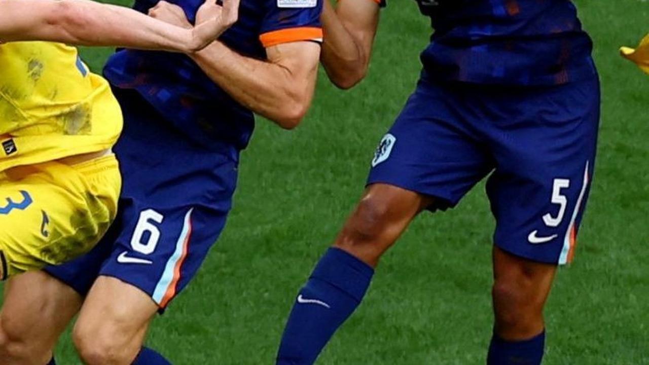 Duet udara pemain Belanda Stefan de Vrij dan Nathan Ake saat beraksi menghadapi dua pemain Rumania, Radu Dragusin dan Bogdan Racovitan. Foto: Reuters