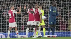 Penyerang Arsenal Leandro Trossard disemangati oleh rekan setimnya setelah mencetak gol ke gawang wakil Belanda PSV Eindhoven pada matchday pertama Grup B Liga Champions 2023/2024 di Stadion Emirates pada Kamis (21/9/2023) dini hari WIB. (AP Photo/Kin Cheung)